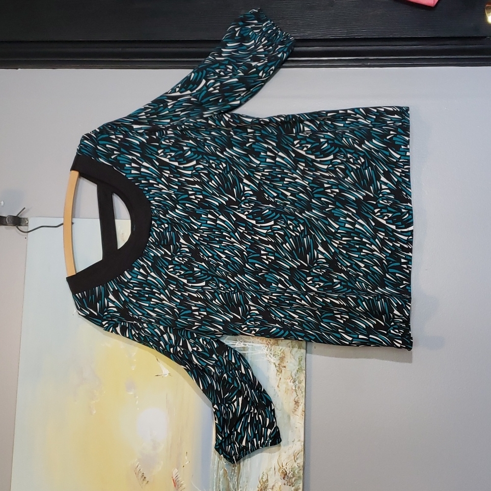 Momentum 2X stretchy top with 3/4 elastic sleeves